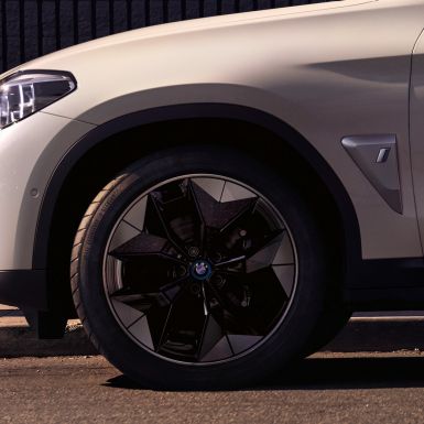 Aerodynamikfælge BMW iX3 G08 nærbillede af hjul Aerodynamikfælge BMW iX3 G08 2020 Mineral White metallic nærbillede af hjul eksteriør