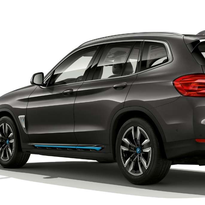 BMW iX3 G08 2020 model „Inspiring“ set bagfra let drejet BMW iX3 G08 2020 model „Inspiring“ Sophisto Grey brillant-effekt set bagfra let drejet