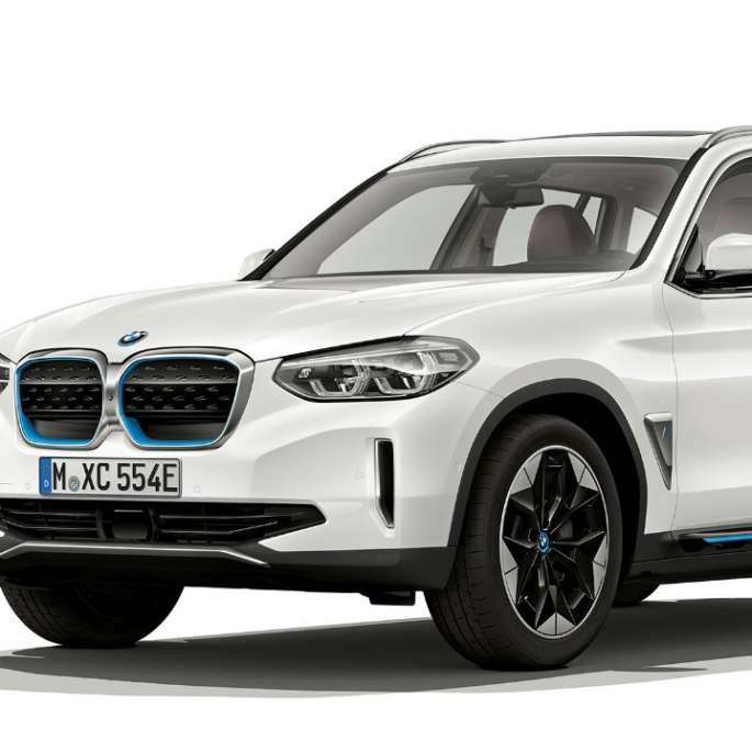 BMW iX3 G08 model „Impressive“ set forfra let drejet BMW iX3 G08 2020 model „Impressive“ Mineral White metallic set forfra let drejet