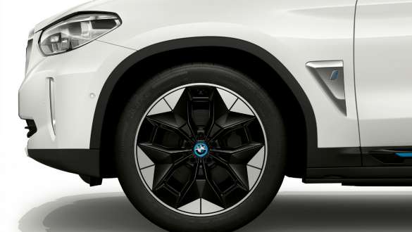 20" aerodynamikfælge 843 Bicolor BMW iX3 G08 20" aerodynamikfælge 843 Bicolor med forskellige dækstørrelser BMW iX3 G08 2020 Mineral White metallic nærbillede af hjul