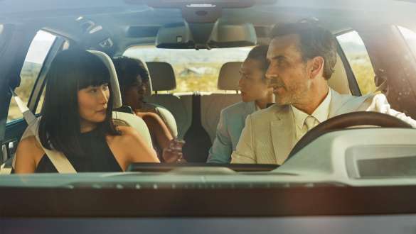 BMW Gesture Control Mand og kvinde sidder i bil, kvinden bruger Gesture Control-funktionen