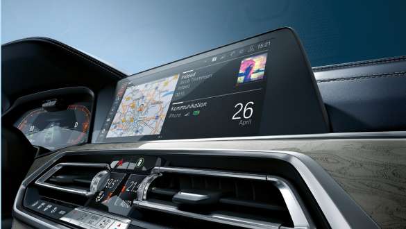 BMW Live Cockpit Professional BMW Live Cockpit Professional set skråt fra neden