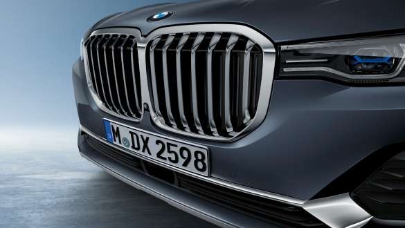 BMW-nyre Nærbillede af front på BMW X7 med fokus på BMW-nyren