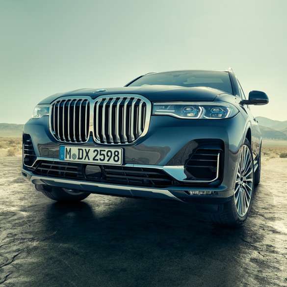 BMW X7 udvendigt: set skråt nedefra BMW X7 udvendigt: fronten set skråt nedefra