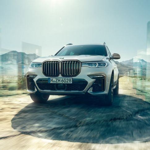 BMW X7 M50d, set skråt nedefra BMW X7 M50d: kørende, hvis BMW X7 set skråt nedefra