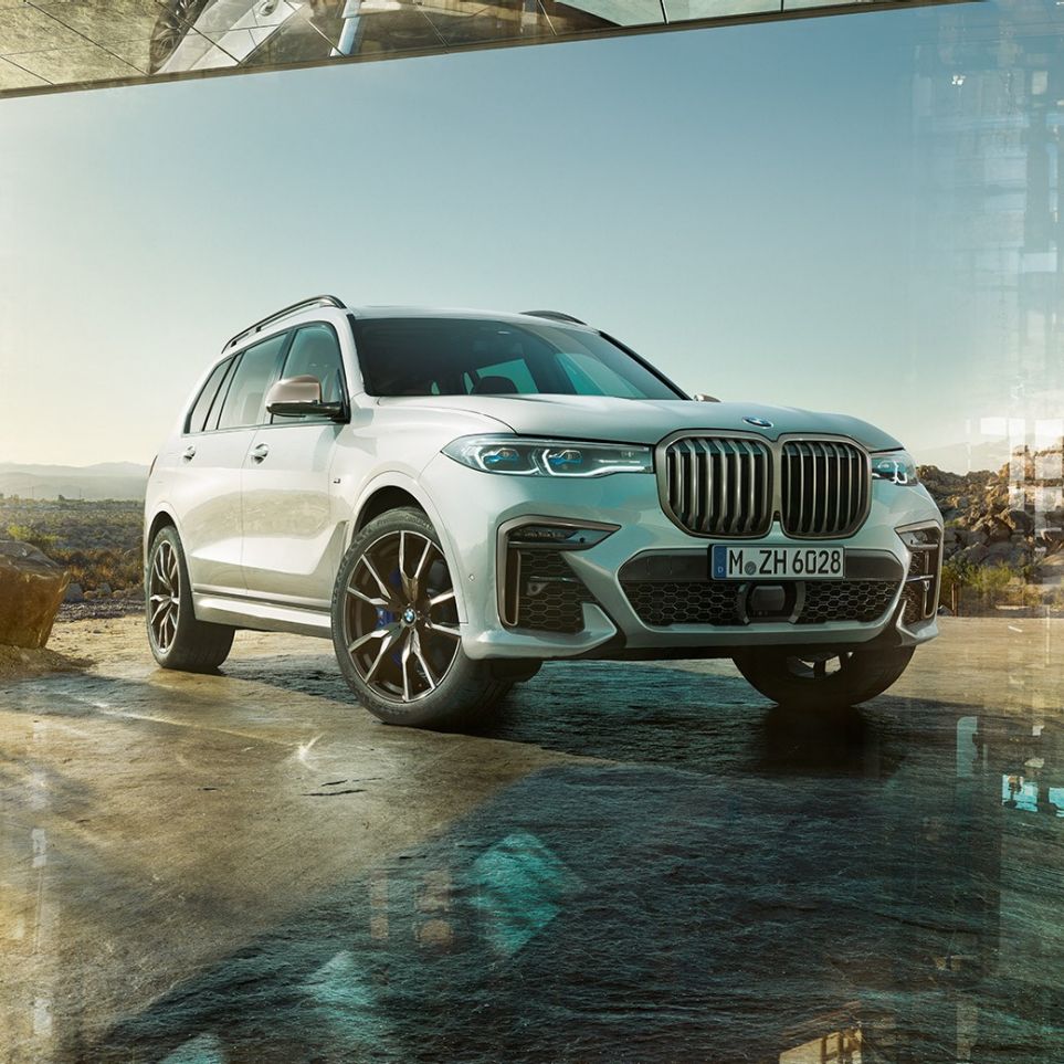 BMW X7 M50d, set forfra let drejet BMW X7 M50d: stillestående hvid BMW X7 set forfra let drejet