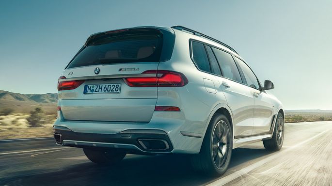 BMW X7 M50d, set bagfra BMW X7 M50d: Billede af kørende, hvid BMW X7 set bagfra