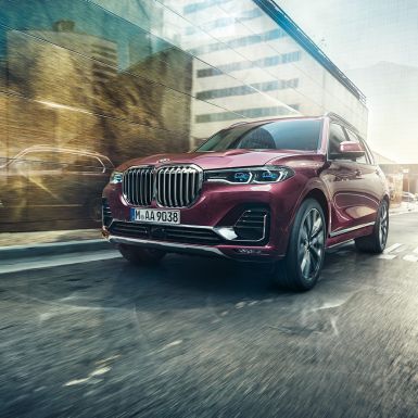 BMW Individual X7 xDrive40i, set forfra let drejet Kørende BMW X7 i Ametrin Metallic, set forfra let drejet