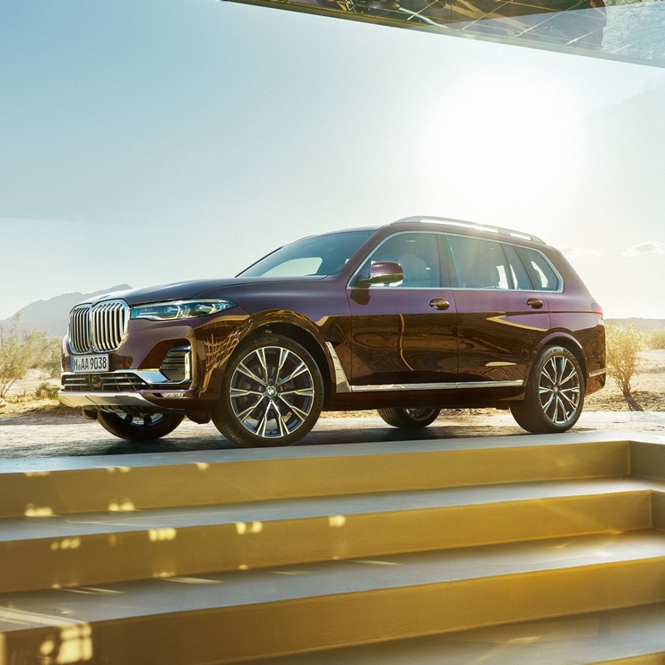 BMW Individual X7 xDrive40i, set fra siden BMW X7 i Ametrin Metallic stående stille, set fra siden, G07 2019