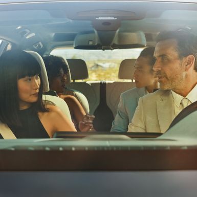 BMW Gesture Control Mand og kvinde sidder i bil, kvinden bruger Gesture Control-funktionen