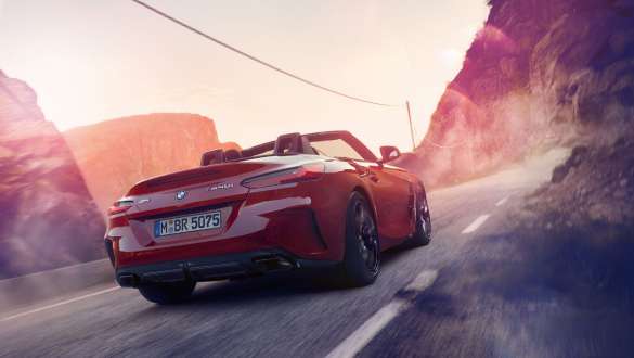 BMW Z4 Roadster variabelt sportsstyretøj Kørende BMW Z4 Roadster set bagfra i bjergene