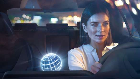 BMW Intelligent Personal Assistant naturlig interaktion En kvinde taler med BMW Intelligent Personal Assistant, mens hun kører i sin BMW