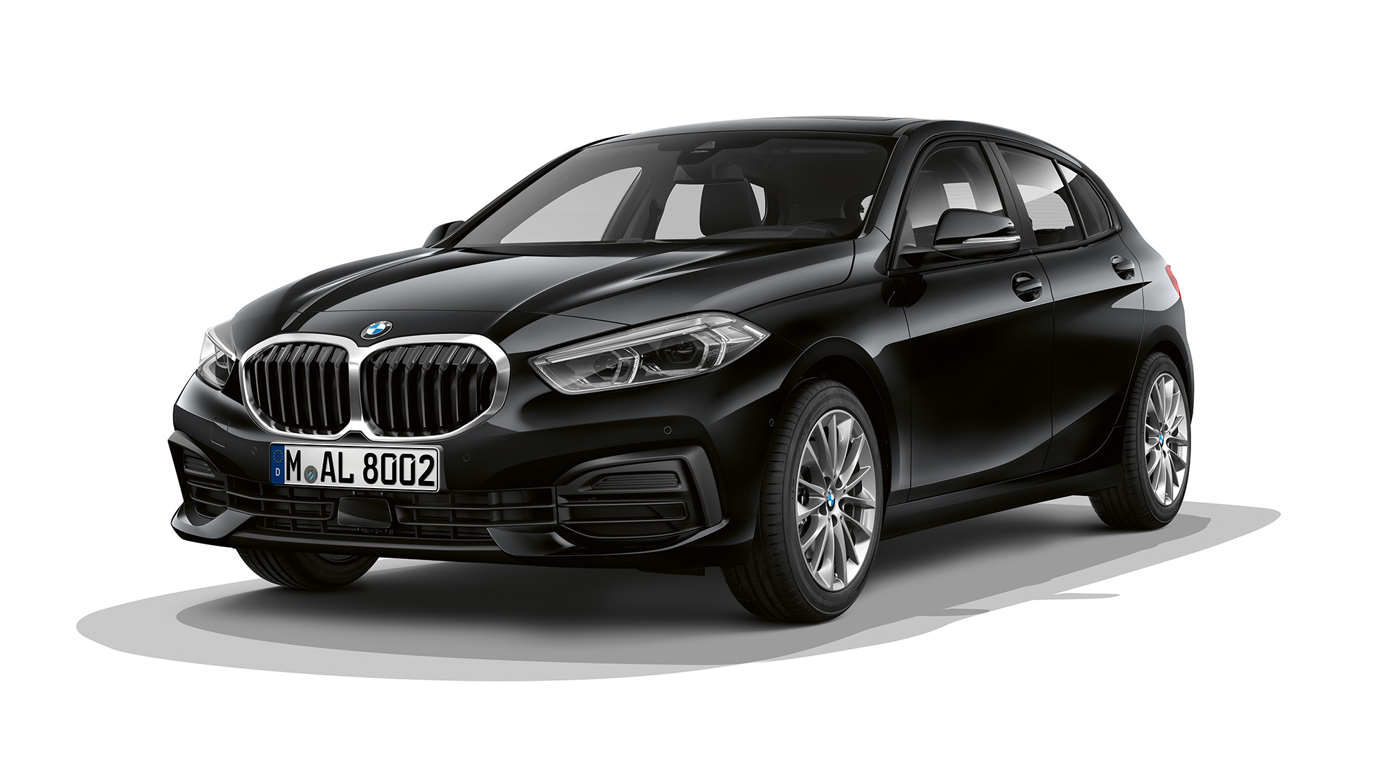 BMW 1-serie model Advantage, forfra let drejet. BMW 1-serie model Advantage i sort, studiebillede forfra let drejet.