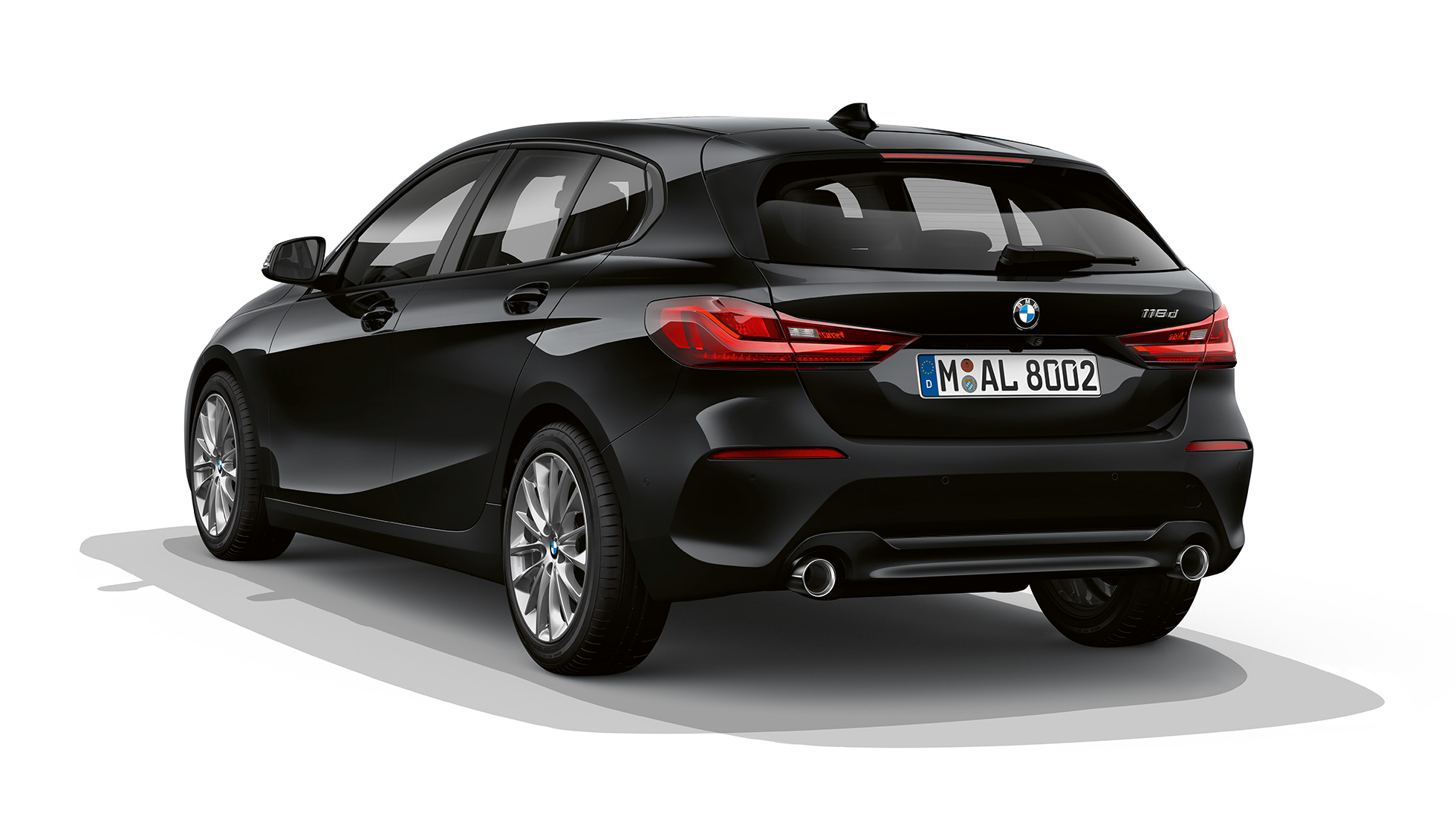 BMW 1-serie model Advantage, bagfra let drejet. BMW 1-serie model Advantage i sort, studiebillede bagfra let drejet.