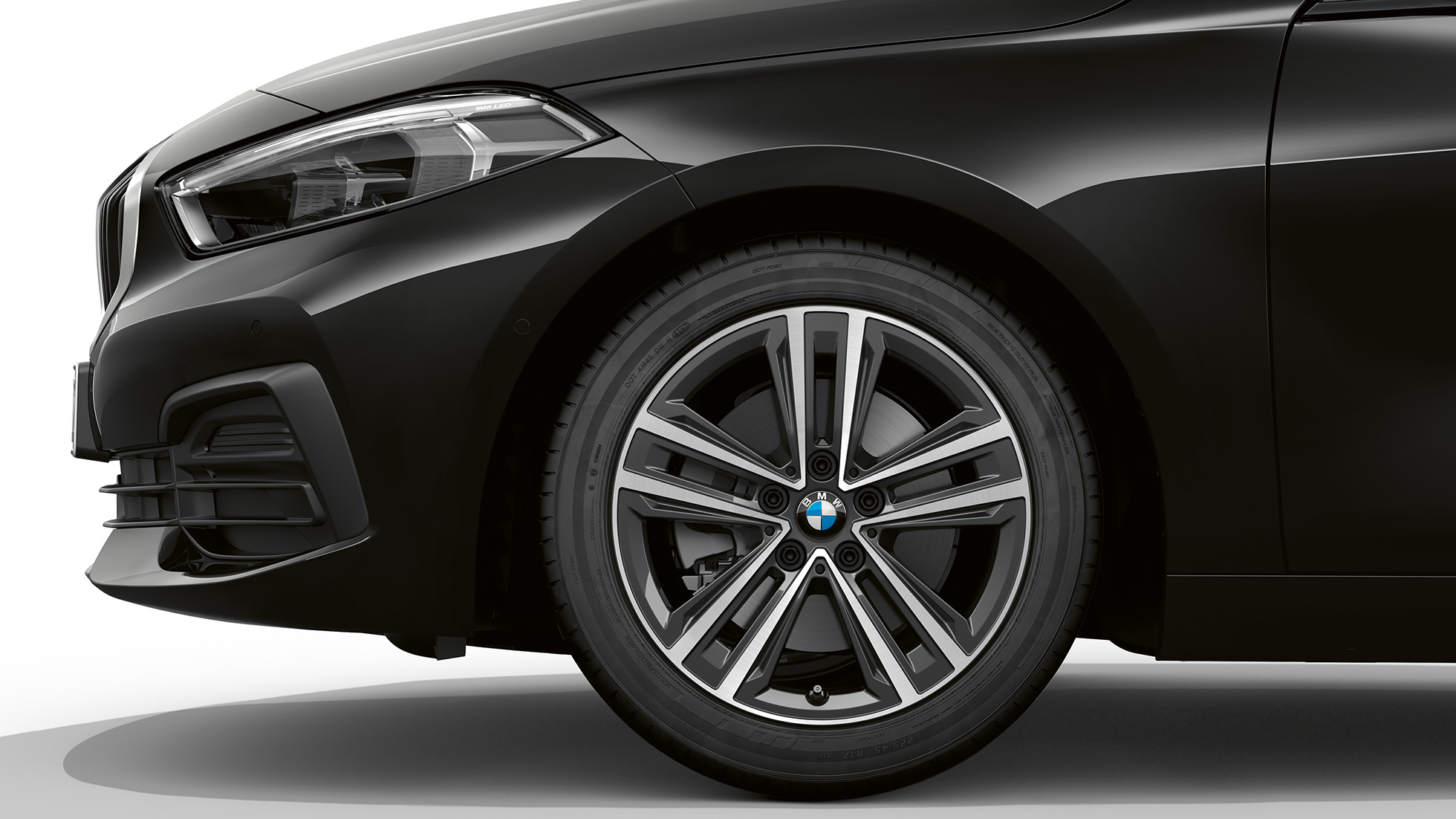 16" letmetalfælge med stjerneeger 517. BMW 1-serie model Advantage i sort set skråt forfra med 16'’ letmetalfælge med stjerneeger 517.