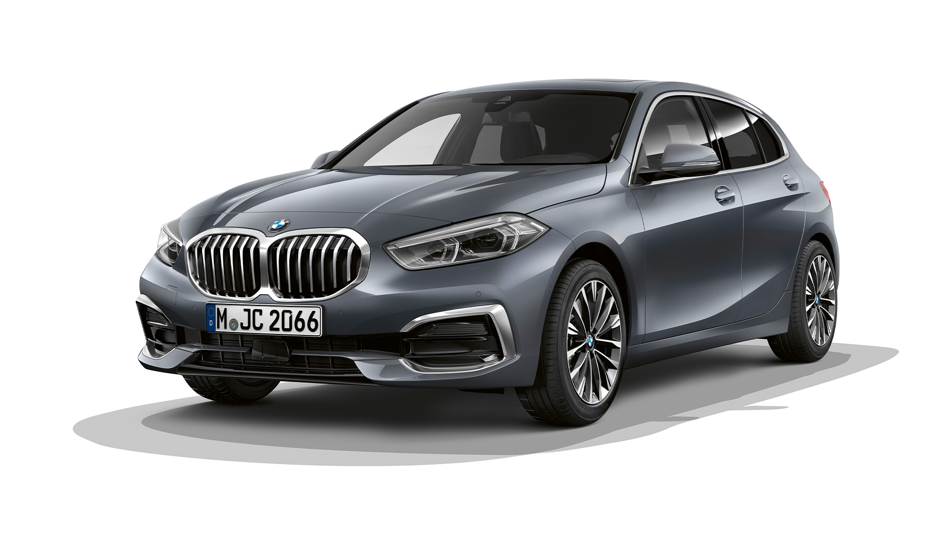 BMW 1-serie model Luxury Line, forfra let drejet. BMW 1-serie model Luxury Line i Storm Bay metallic, studiebillede forfra let drejet.
