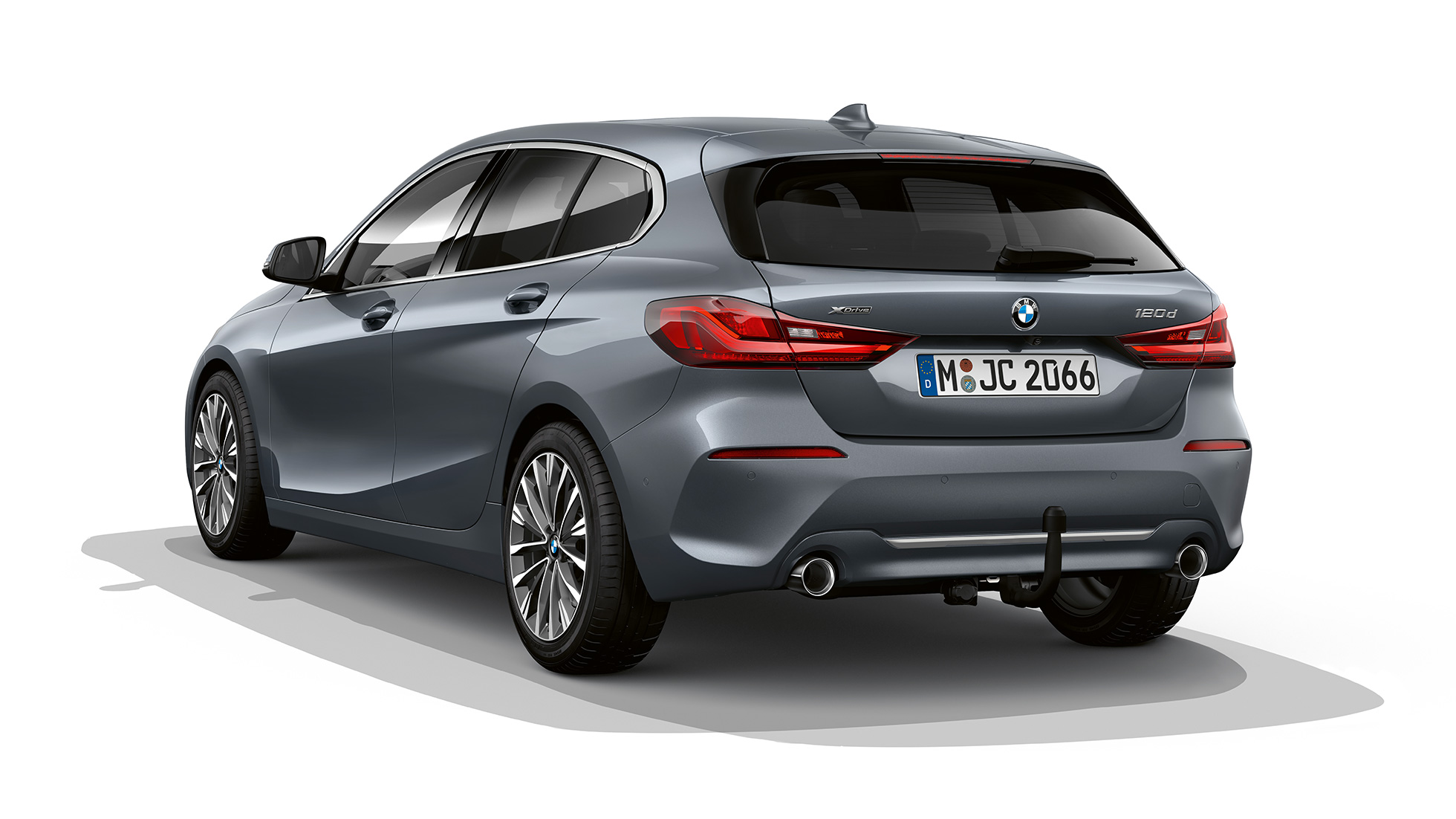 BMW 1-serie model Luxury Line, bagfra let drejet. BMW 1-serie model Luxury Line i Storm Bay metallic, studiebillede bagfra let drejet.