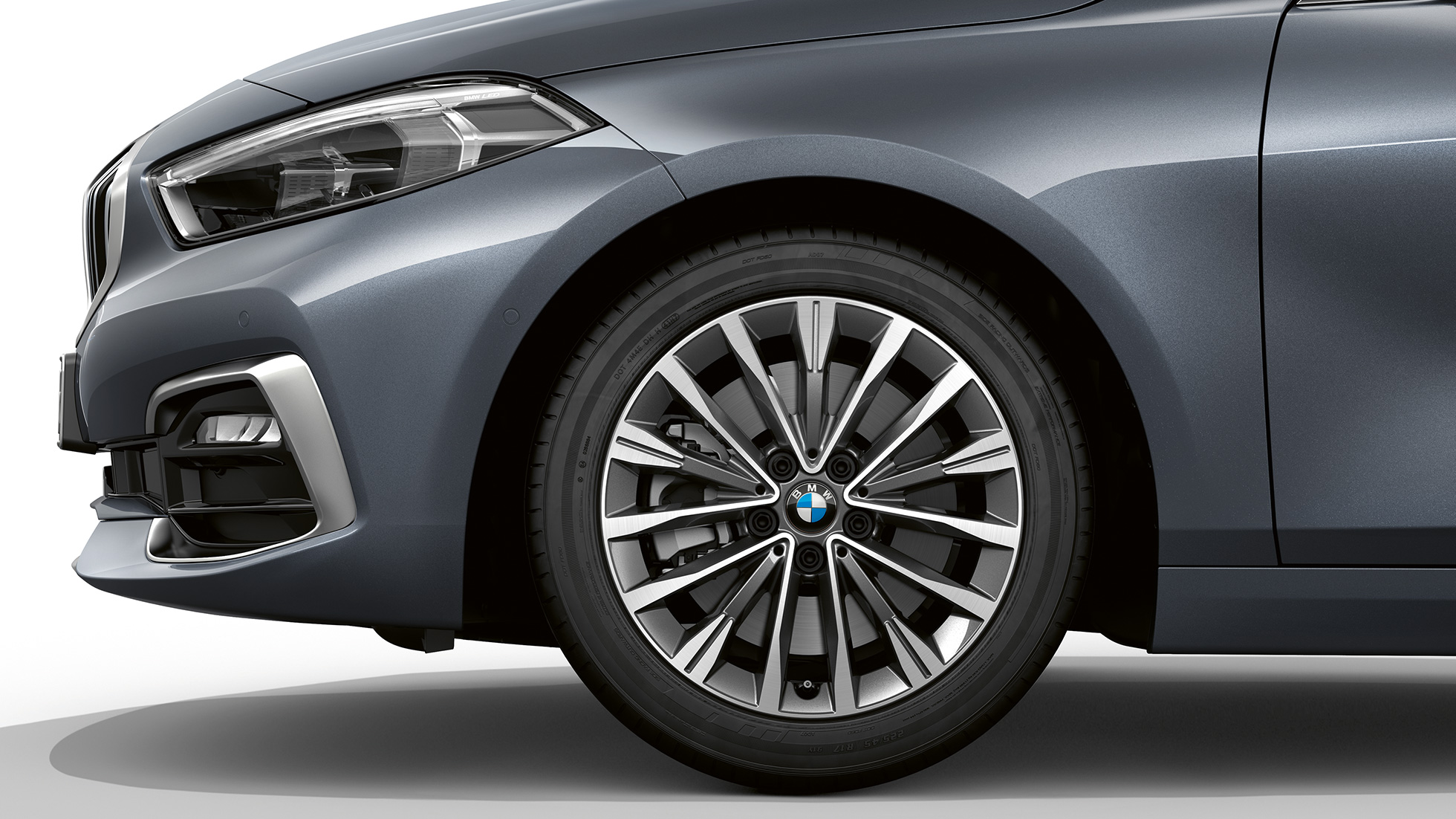 17" letmetalfælge med multieger 547. BMW 1-serie model Luxury Line i Storm Bay metallic set skråt forfra med 17'’ letmetalfælge med multieger 547.