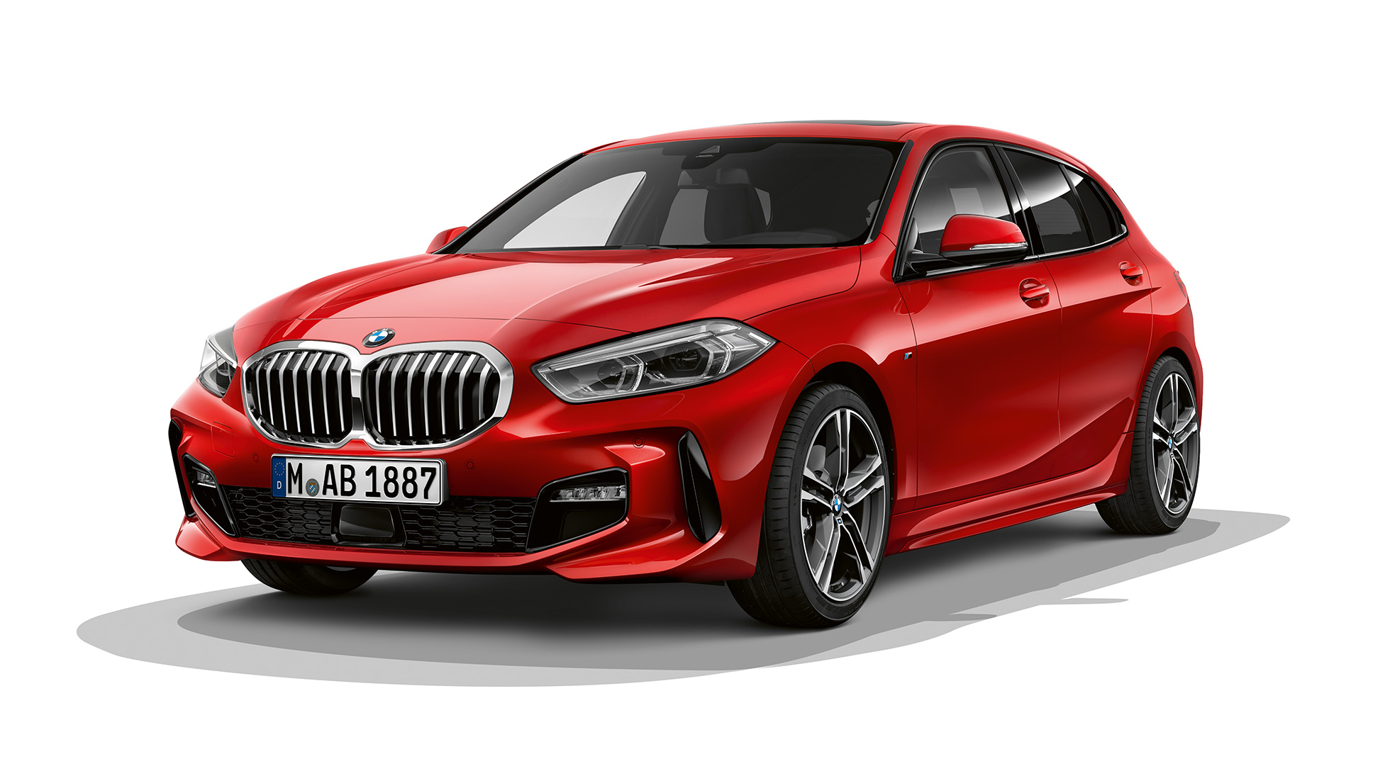 BMW 1-serie model M Sport, forfra let drejet. BMW 1-serie model M Sport i Melbourne Red metallic, studiebillede forfra let drejet.