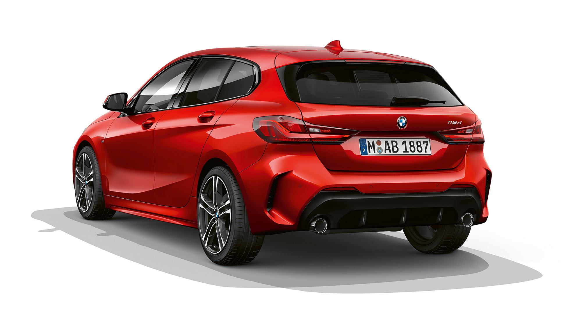 BMW 1-serie model M Sport, bagfra let drejet. BMW 1-serie model M Sport i Melbourne Red metallic, studiebillede bagfra let drejet.