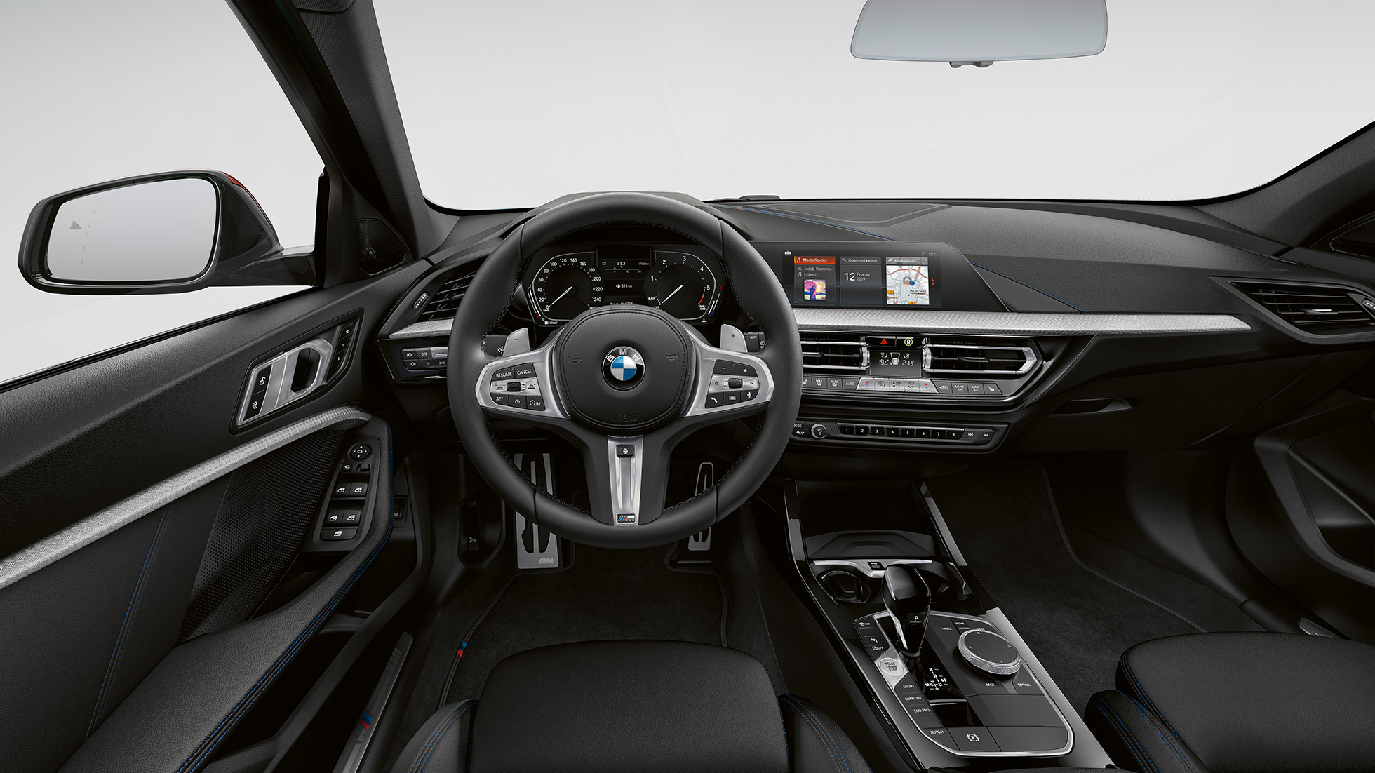 M læderrat. BMW 1-serie model M Sport, cockpit med M læderrat.
