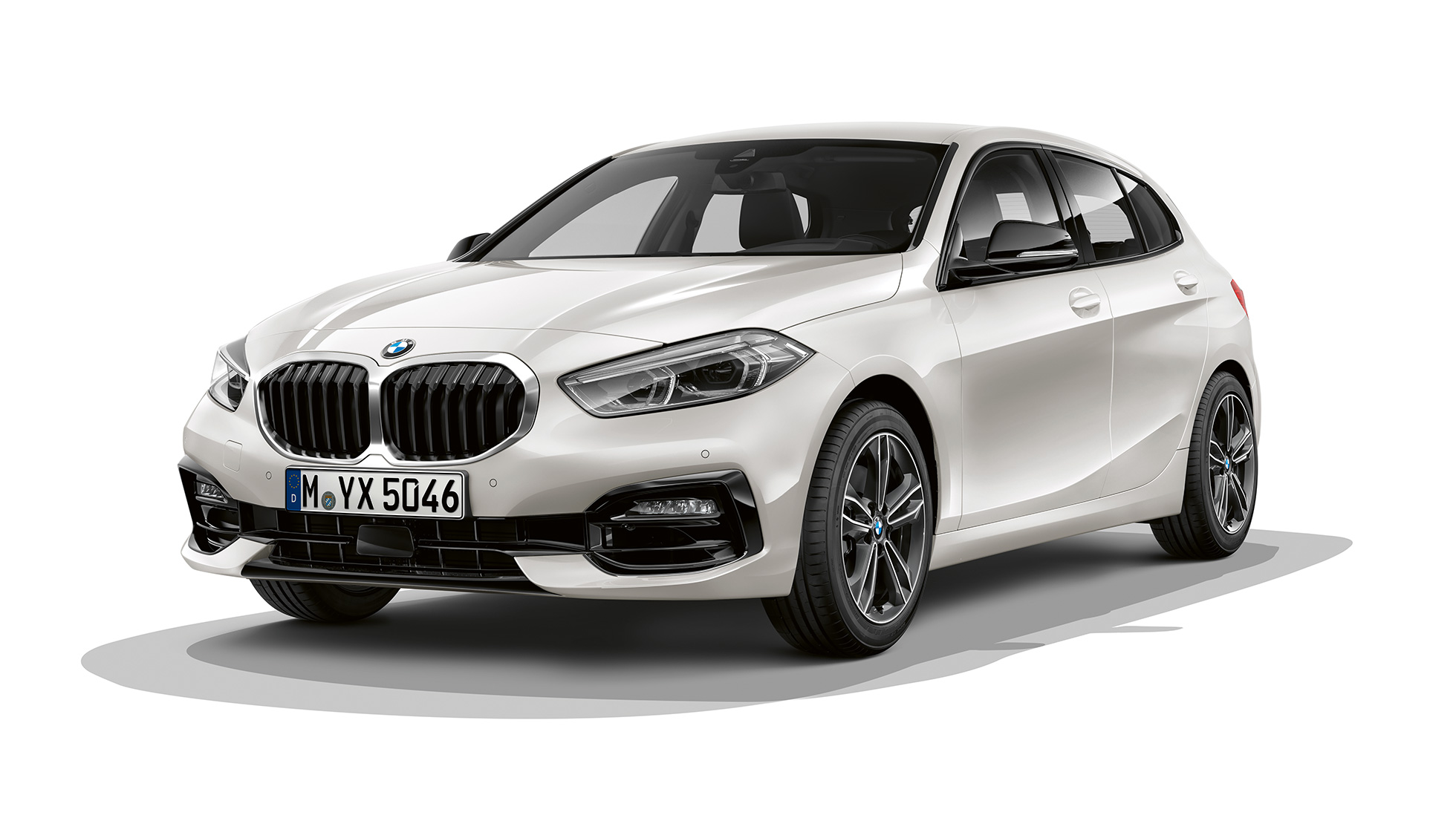 BMW 1-serie model Sport Line, forfra let drejet. BMW 1-serie model Sport Line i Mineral White metallic, studiebillede forfra let drejet.