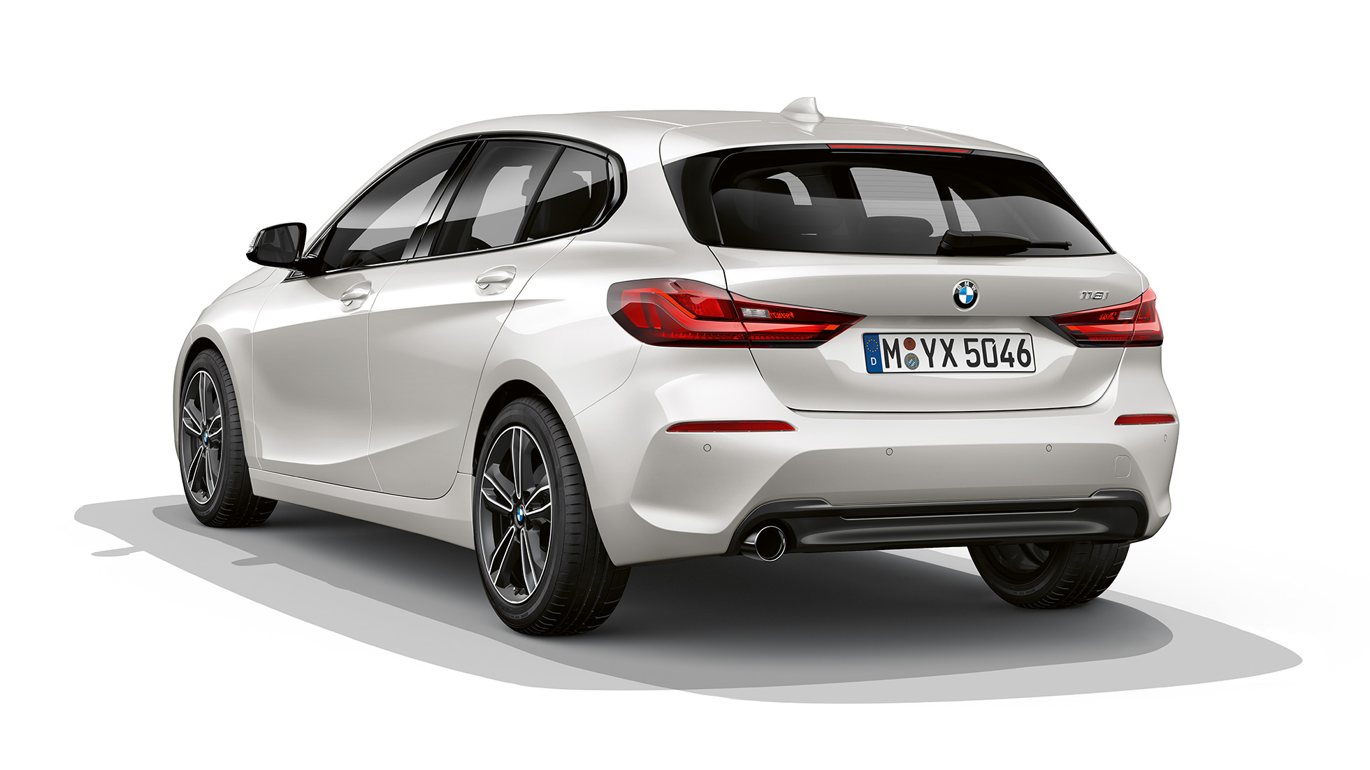 BMW 1-serie model Sport Line, bagfra let drejet. BMW 1-serie model Sport Line i Mineral White metallic, studiebillede bagfra let drejet.