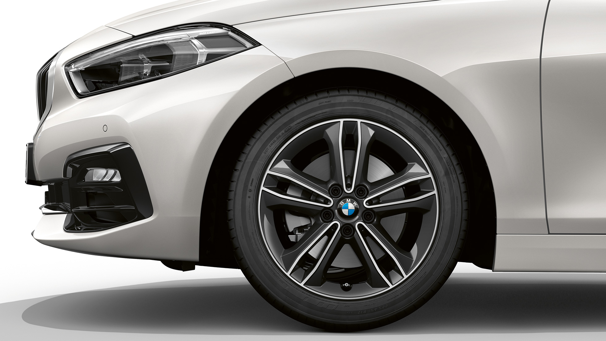 17" letmetalfælge med dobbelteger 549. BMW 1-serie model Sport Line i Mineral White metallic set skråt forfra med 17'’ letmetalfælge med dobbelteger 549.