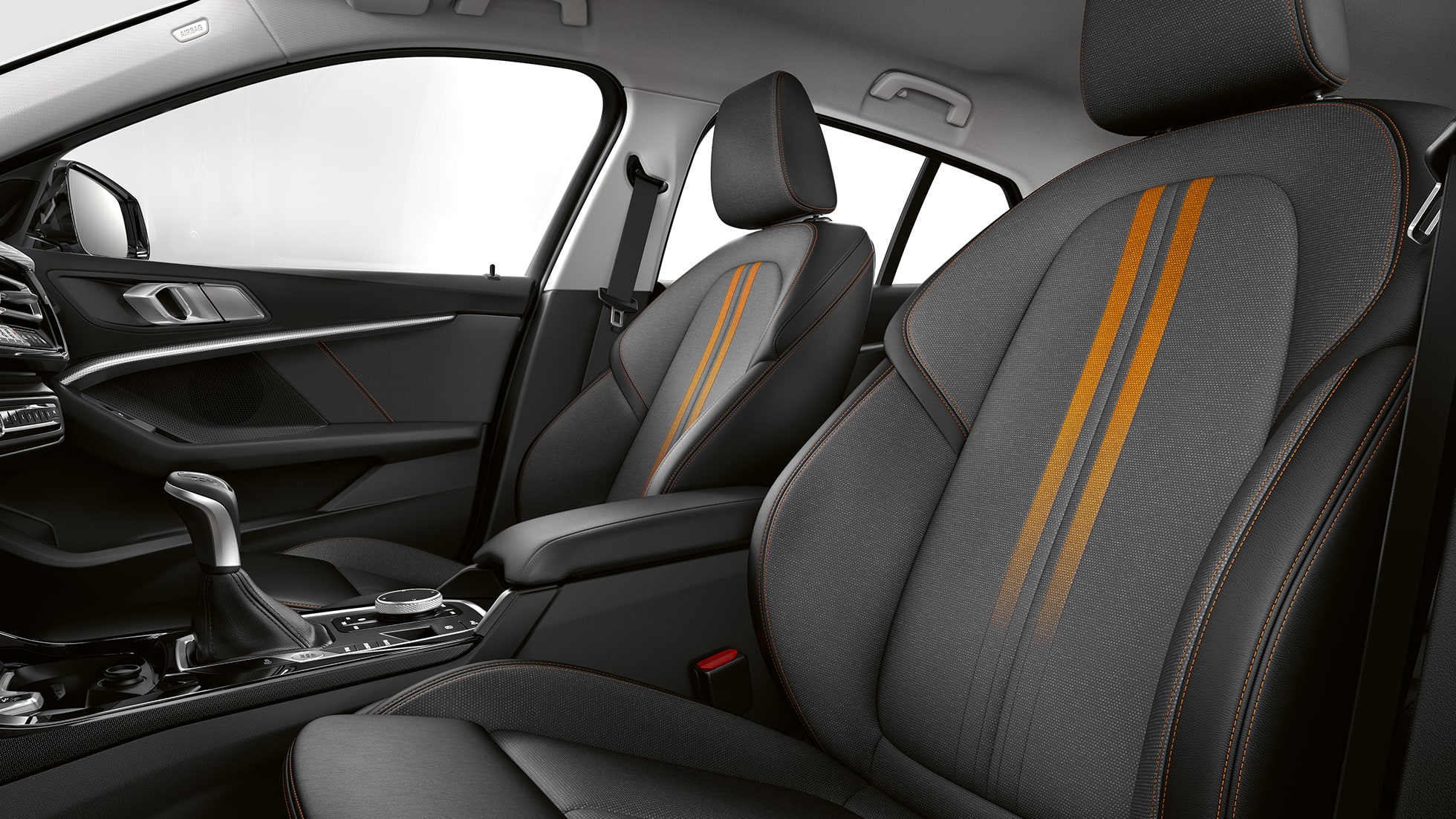 Sportssæder til fører og passager. BMW 1-serie model Sport Line, interiør med sportssæder til fører og passager.