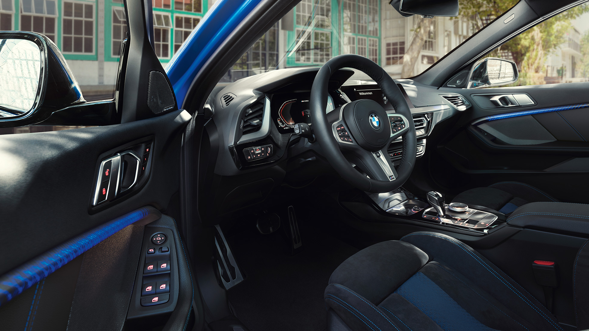 Cockpittet i BMW 1-serie. Cockpittet i BMW 1-serie med M læderrat, mens førerdøren står åben.
