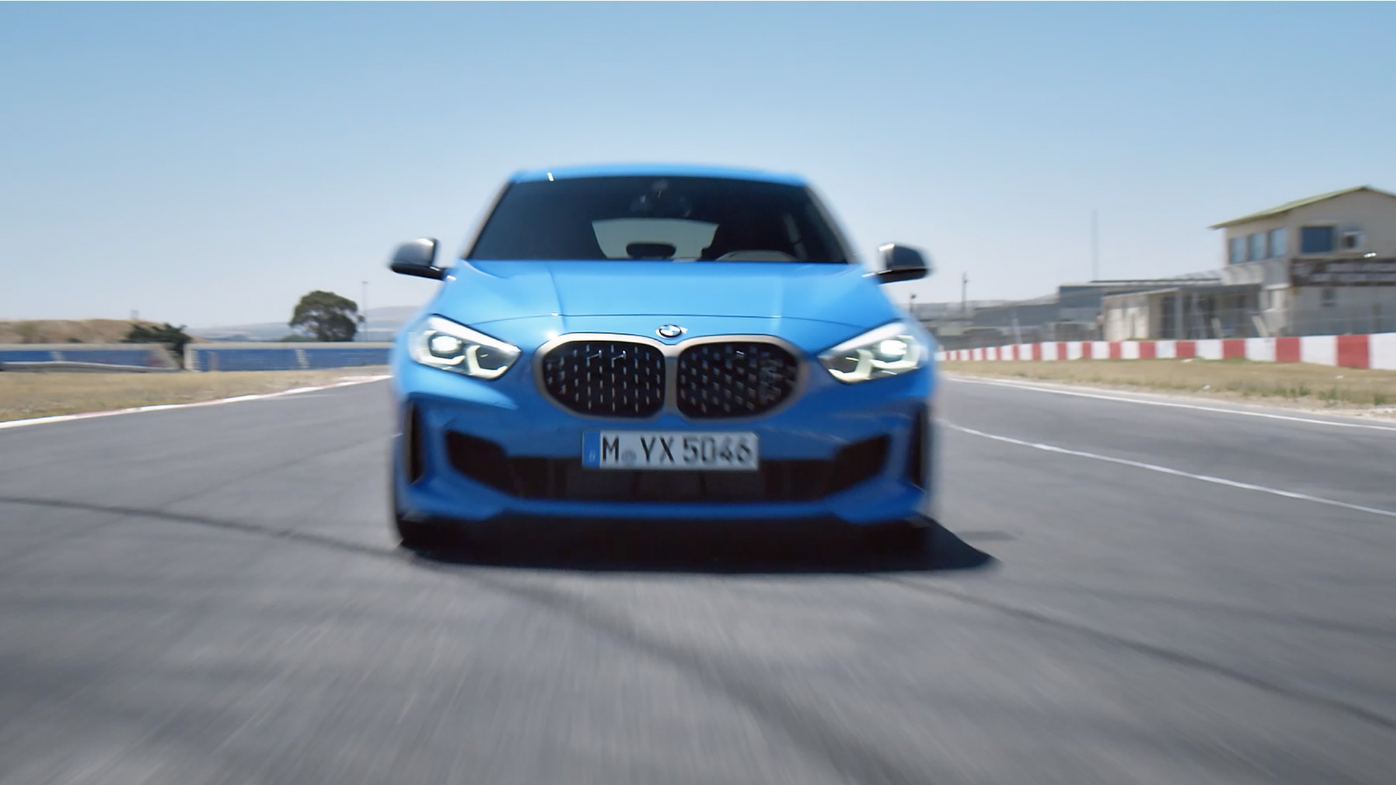 Kørefilm om BMW 1-serie. Film om BMW 1-serie med dynamiske kørescener.