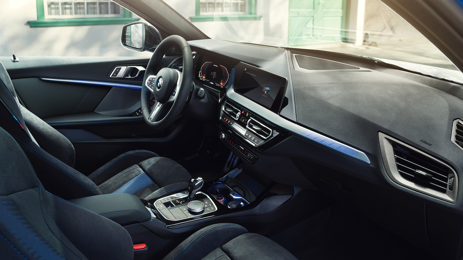 Sportsligt BMW 1-serie interiør. BMW 1-serie cockpit med M sportssæder, M læderrat og belyste interiørlister.