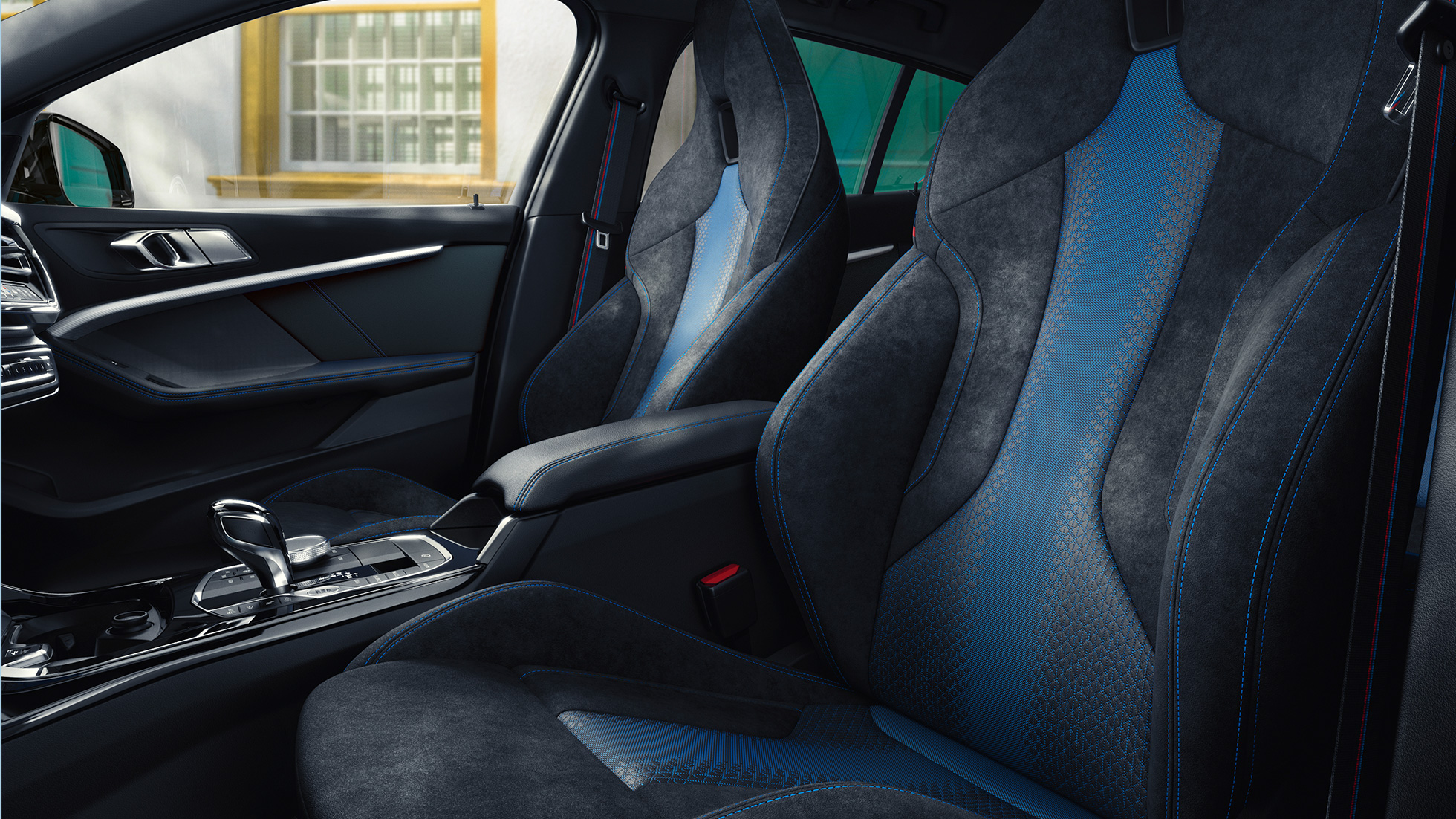 M sportssæder. Ergonomisk udformede M sportssæder i BMW 1-serie med blå kontrastsyning og integreret nakkestøtte.