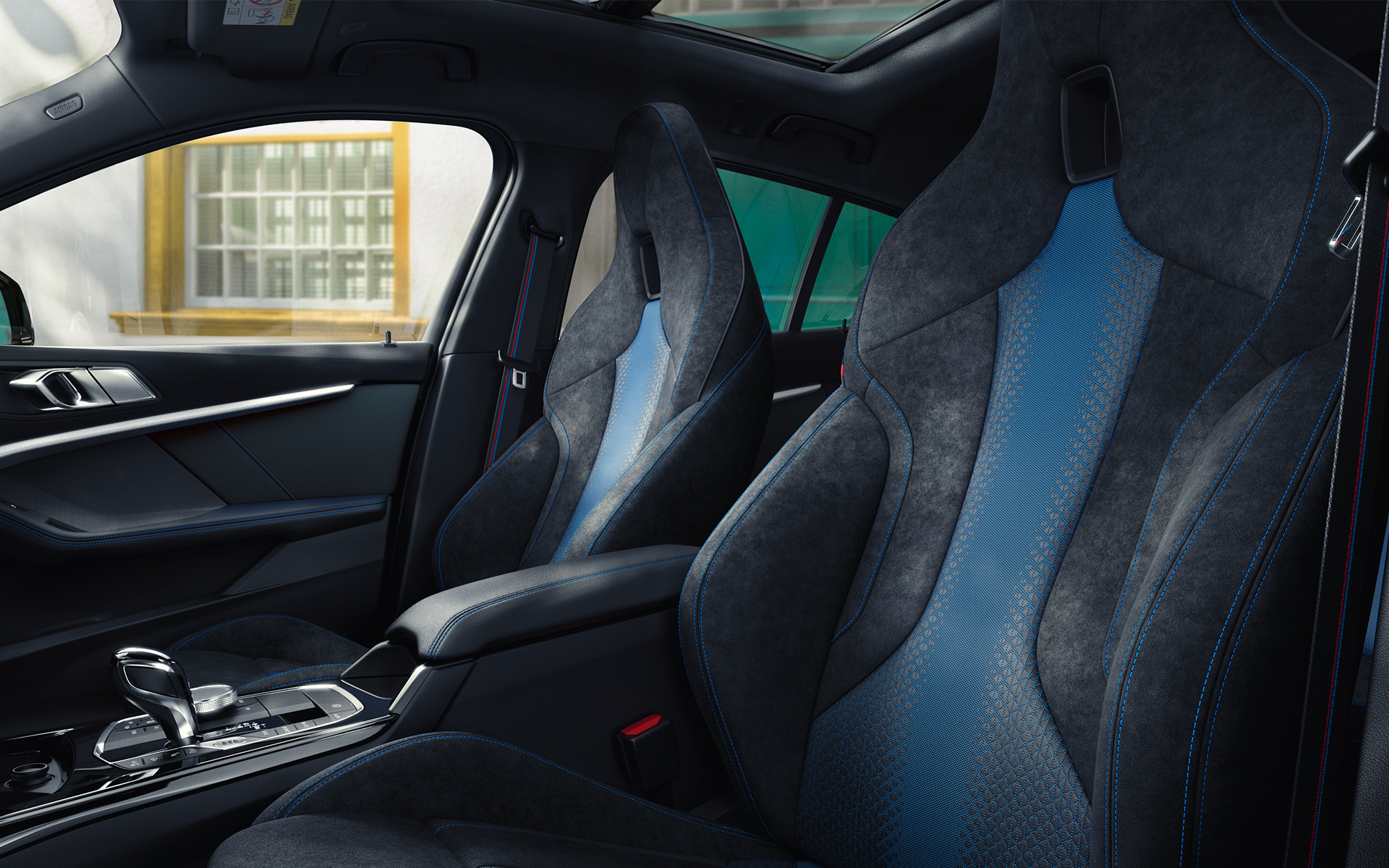 BMW 1-serie F40 M sportssæder Ergonomisk udformede M sportssæder i BMW 1-serie F40 med blå kontrastsyning og integreret nakkestøtte
