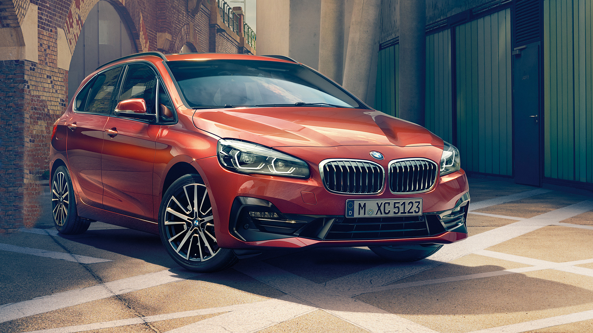 Eksteriør BMW 2-serie Active Tourer BMW 2-serie Active Tourer F45 Facelift 2018 Sunset Orange Metallic set forfra let drejet parkeret i en gyde