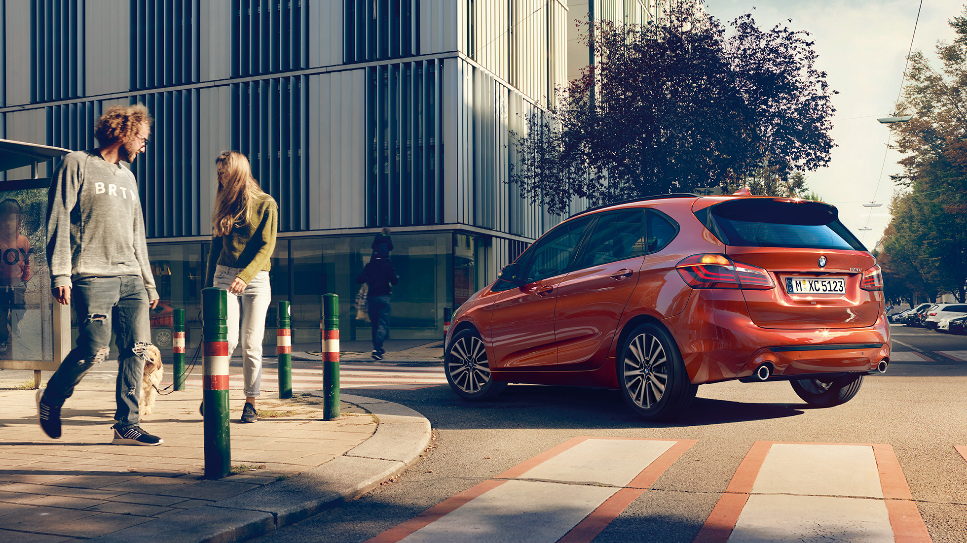 Køredynamik BMW 2-serie Active Tourer Køredynamik BMW 2-serie Active Tourer 220i F45 2018 Sunset Orange Metallic set bagfra let drejet