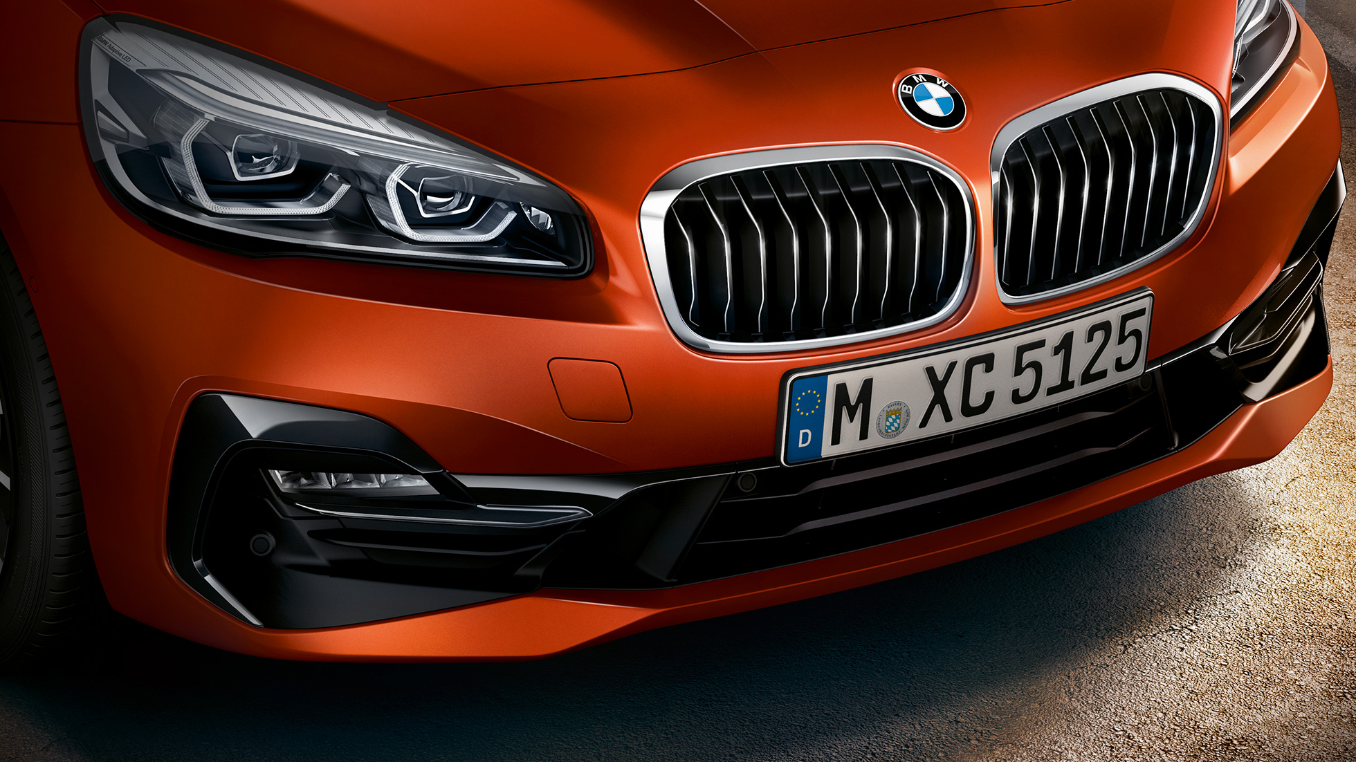 Doppeltnyre BMW 2-serie Active Tourer Dobbeltnyre BMW 2-serie Active Tourer F45 Facelift 2018 Sunset Orange Metallic nærbillede af front