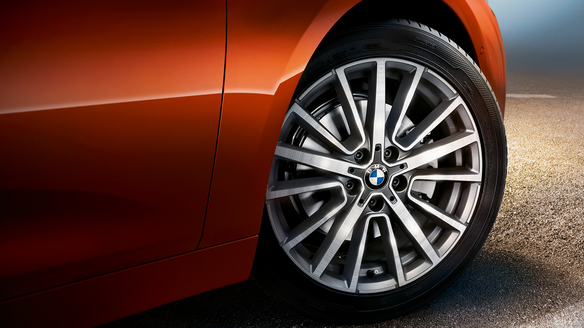 Alufælge BMW 2-serie Active Tourer Fælge BMW 2-serie Active Tourer F45 Facelift 2018 Sunset Orange Metallic nærbillede af fælg