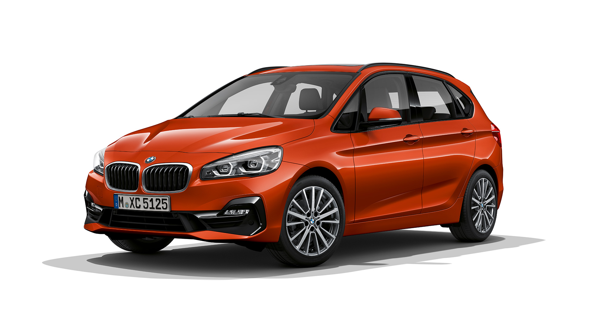 BMW 2-serie Active Tourer Sport Line set forfra let drejet BMW 2-serie Active Tourer Sport Line 220i F45 2018 Sunset Orange Metallic set forfra let drejet