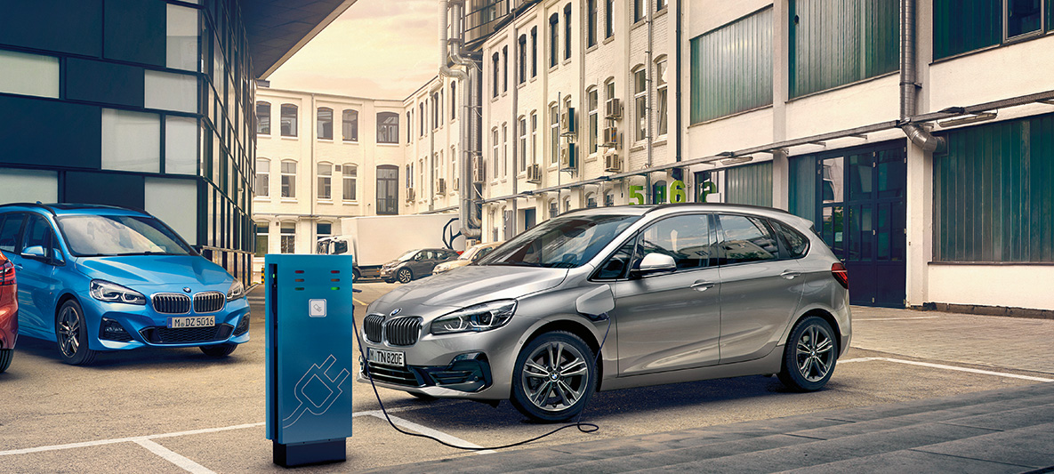 BMW 225xe Active Tourer Plug-in-Hybrid BMW 225xe Active Tourer Plug-in-Hybrid F45 2018 holdende på ladestation