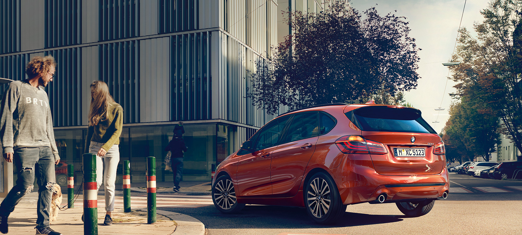 BMW 2-serie Active Tourer 220i set bagfra let drejet BMW 2-serie Active Tourer 220i F45 Facelift 2018 Sunset Orange Metallic set bagfra let drejet kørende på vejen