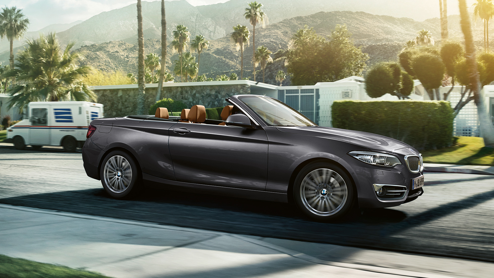 BMW 2-serie Cabriolet, set fra siden, kørende BMW 2-serie Cabriolet, set fra siden, kørende