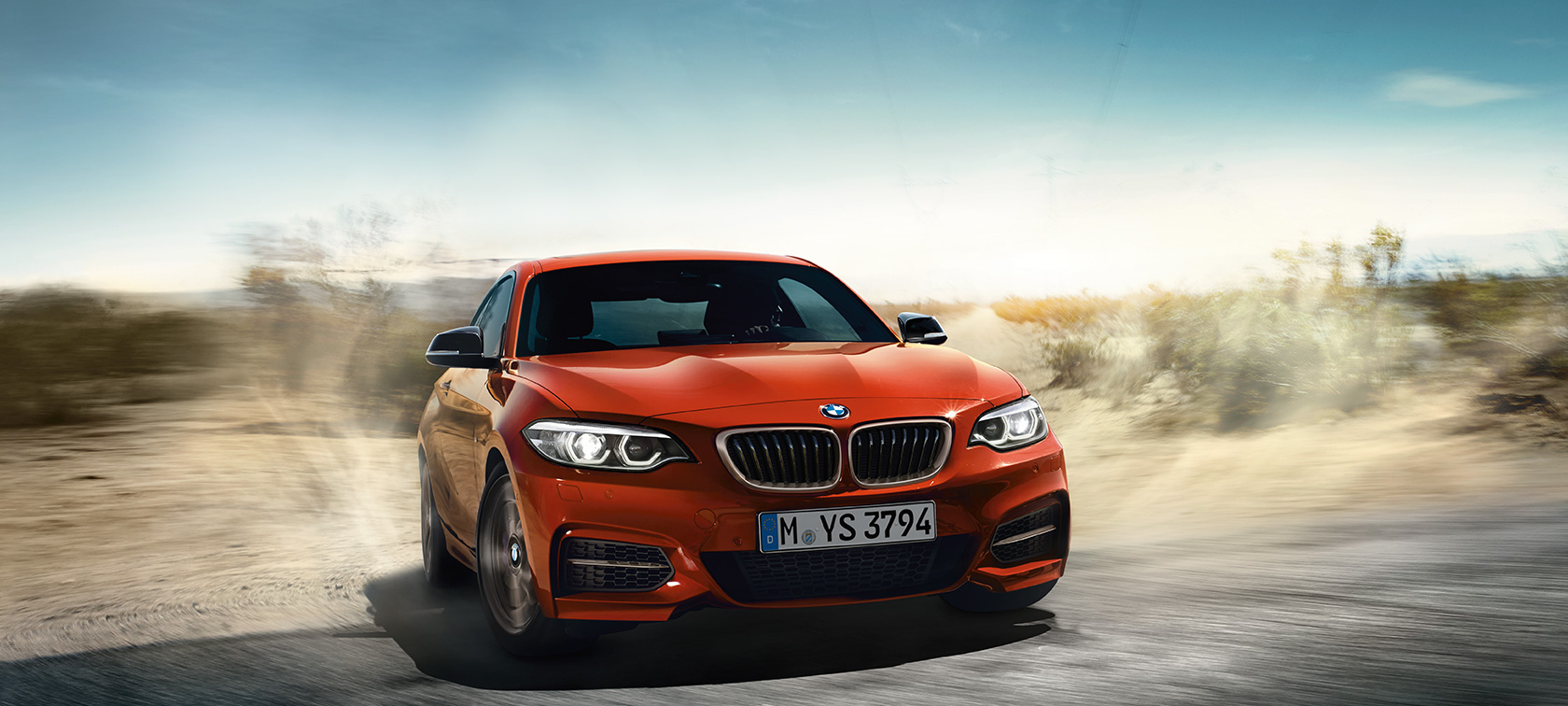 BMW 2-serie Coupé, dynamisk billede af kørende bil BMW 2-serie Coupé, dynamisk billede af kørende bil