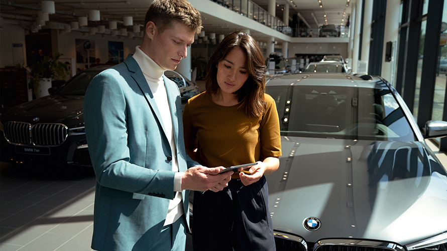 BMW servicemedarbejder byder kunde velkommen BMW servicemedarbejder byder kunde velkommen