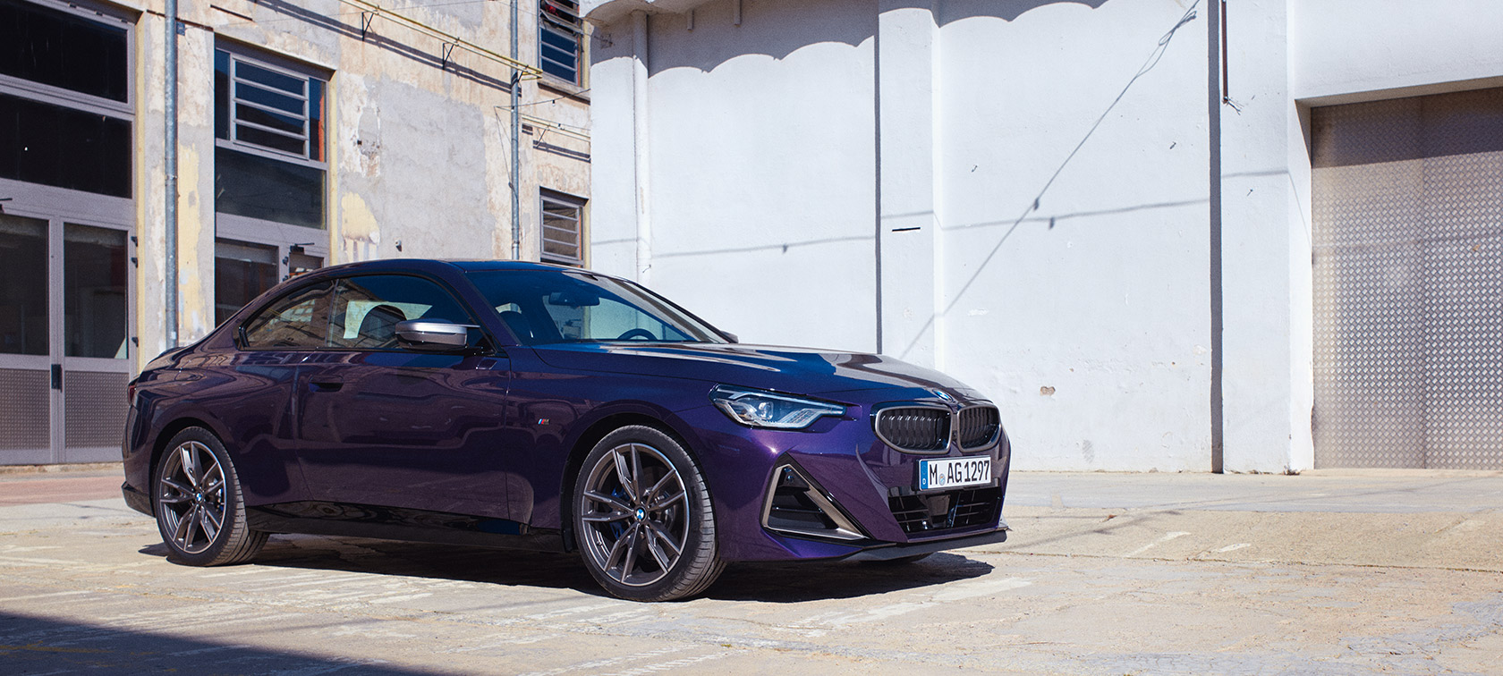 BMW 2-serie Coupé G42 2021 Thundernight metallic set fra siden let drejet foran en bygning