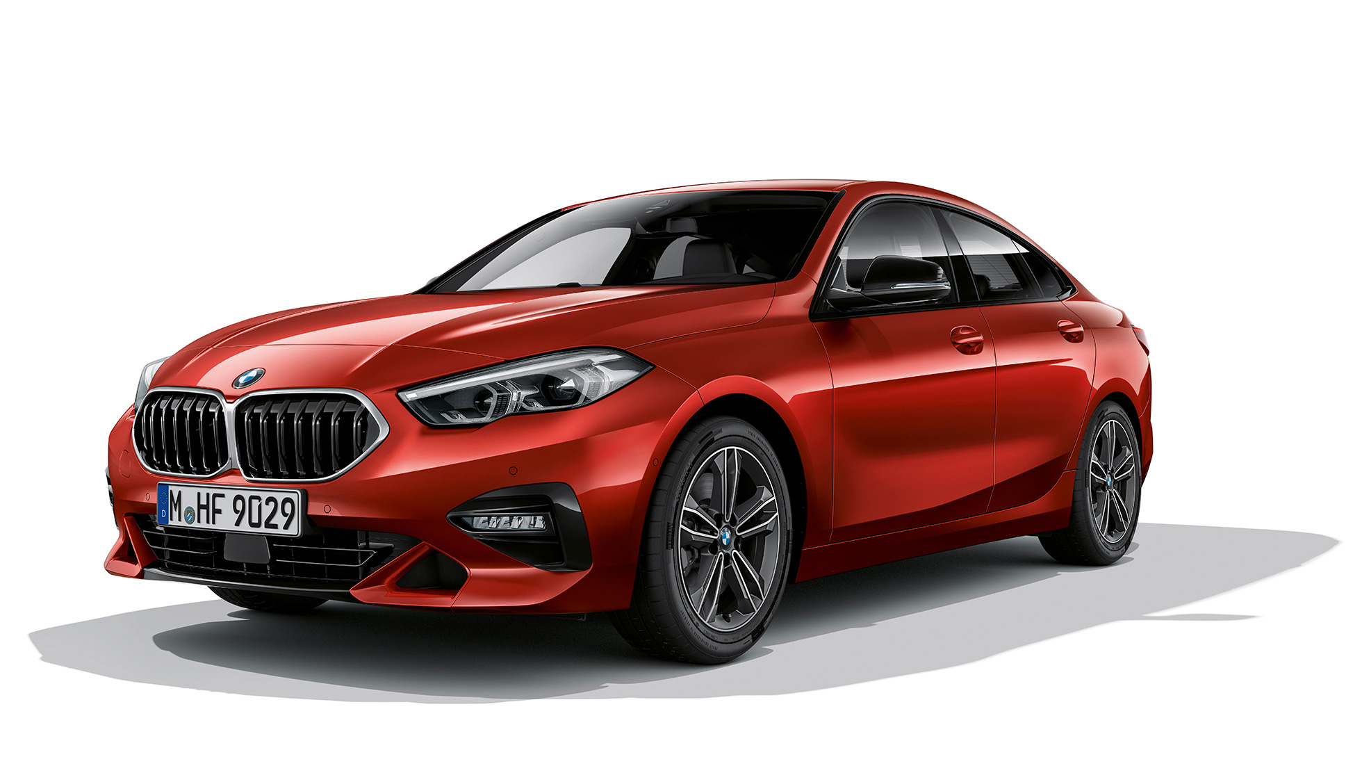 BMW nyre BMW 2-serie Gran Coupé Model Sport Line Nyre med nyreramme i krom BMW 2-serie Gran Coupé Model Sport Line Melbourne Red F44 set fra siden let drejet