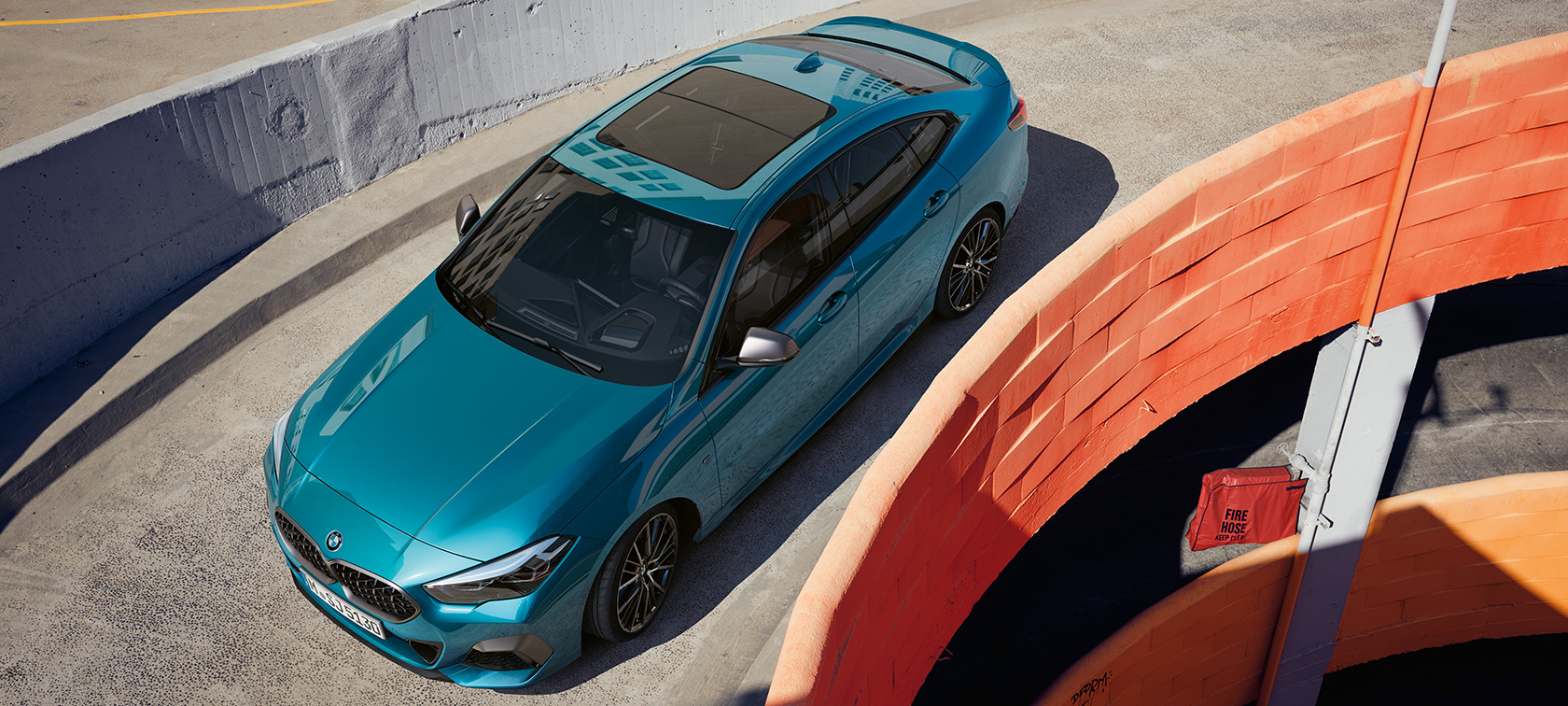 BMW 2-serie Gran Coupé med panoramaglastag BMW 2-serie Gran Coupé med panoramaglastag Snapper Rocks Blue metallic F44 fugleperspektiv