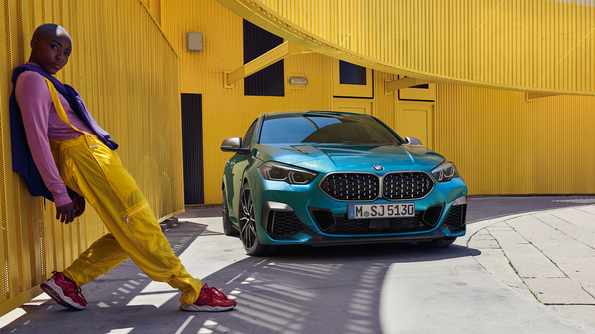 Forende BMW 2-serie Gran Coupé BMW 2-serie Gran Coupé med dobbeltnyre i mesh-design Snapper Rocks Blue metallic F44 set forfra let drejet