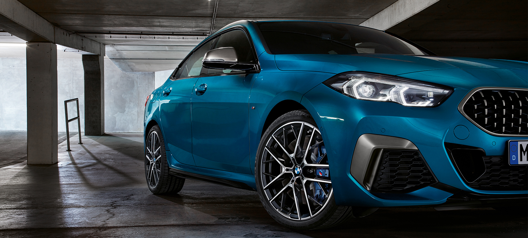 BMW 2-serie Gran Coupé set forfra let drejet BMW 2-serie Gran Coupé Snapper Rocks Blue metallic F44 set forfra let drejet