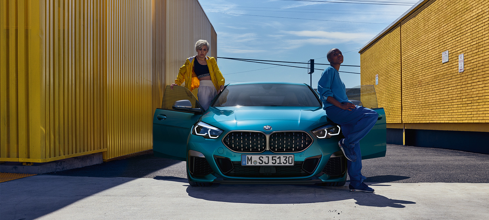BMW 2-serie Gran Coupé set forfra med åbne fordøre BMW 2-serie Gran Coupé Snapper Rocks Blue metallic F44 set forfra med åbne fordøre
